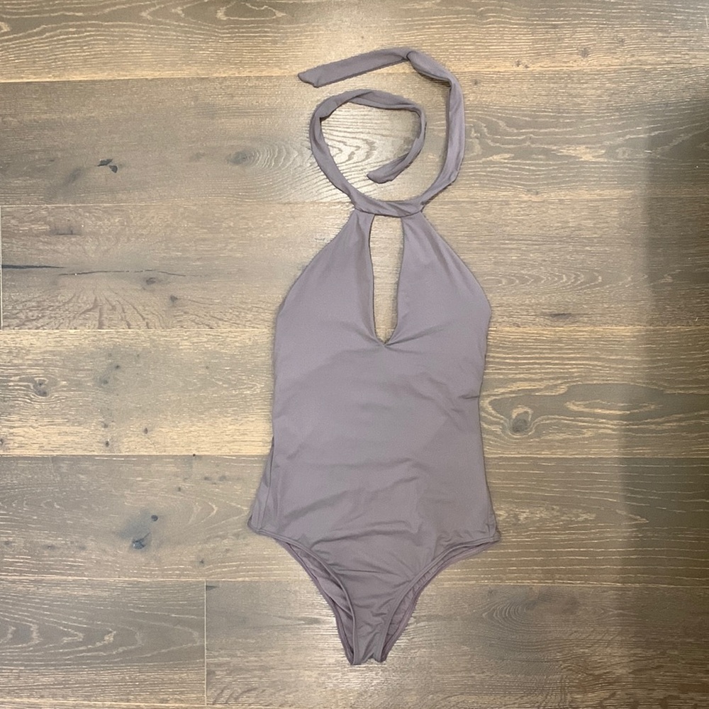 👙 O’Neill One-Piece Halter Swimsuit — Flattering, Minimal & Beach-Ready 👙